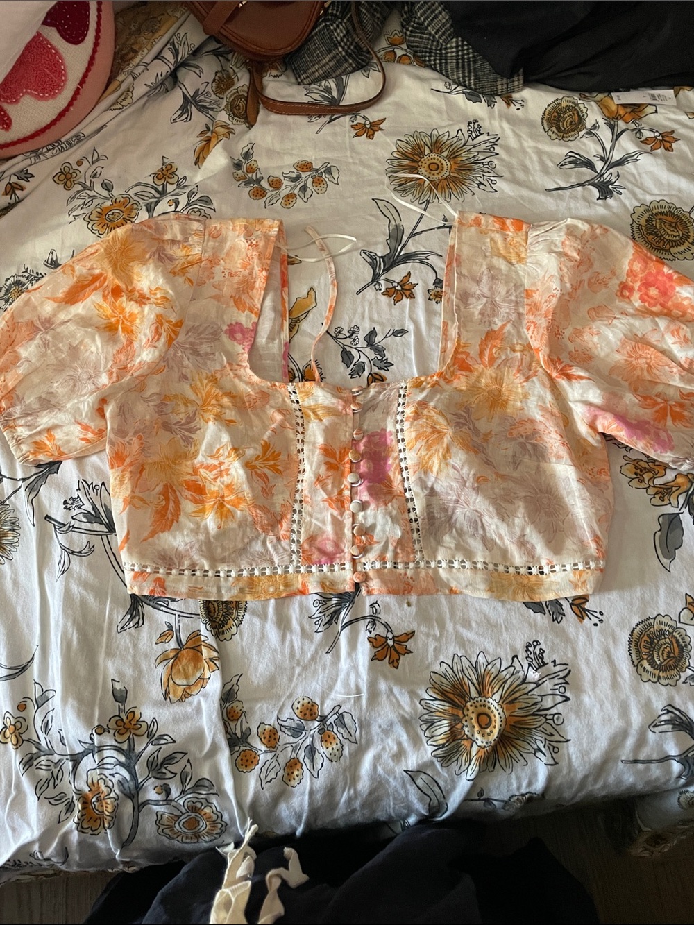 Guess Cream Floral Puff-Sleeve Crop Top with Peach-Orange Print